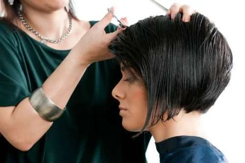 Suisse: Qui coupe les cheveux “noir”, risque jusqu'à 3 ans de prison