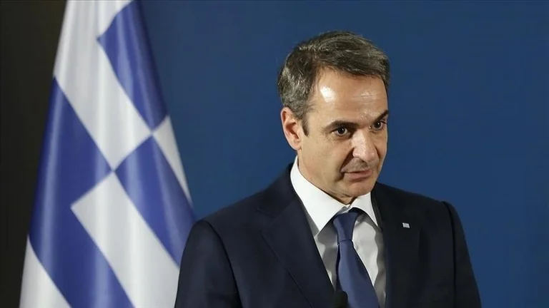 Mitsotakis offers free holidays to tourists forced to flee as a result of mass fires