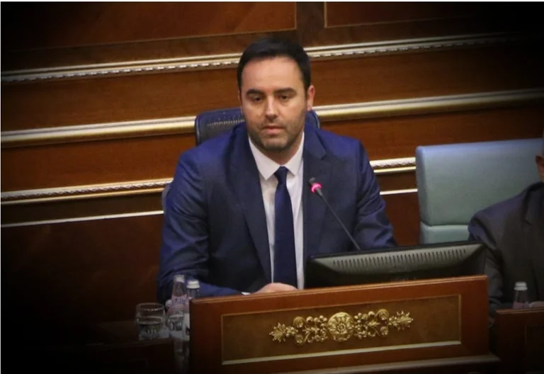 Nuevo reglamento aprobado: Amplias extensiones para el Presidente Konjufca y Vicepresidentes
