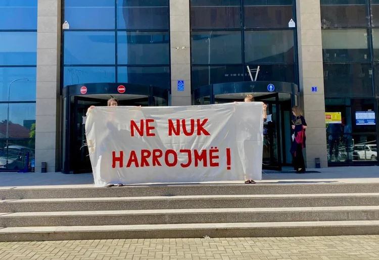 La justice de Marigona, vendredi, proteste devant la Cour de Ferizaj
