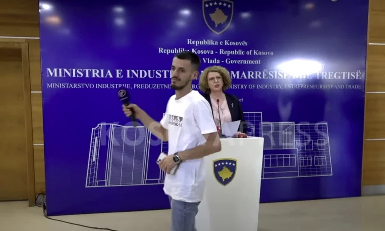 Les journalistes boycottent la conférence Roseta Hajdari