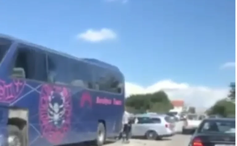 Aksident në magjistralen Pejë-Prishtinë, në mes të një autobusi dhe veture