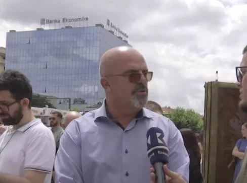 Protesta e gazetarëve i kujton mërgimtarit kohën kur u protestua kundër mbylljes së Rilindjes nga regjimi serb