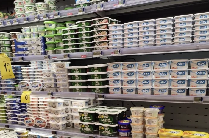 Dyqanet në veri të Kosovës pa produkte të Serbisë