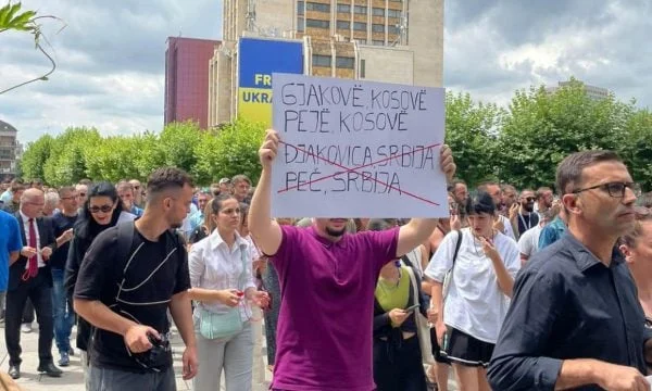 Militanti i VV-së tentoi ta pengonte protestën e gazetarëve në mbrojtje të fjalës së lirë