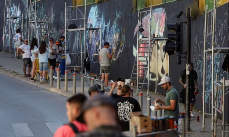 Reuters shkruan për Prishtinën: Kryeqyteti i betonit po përpiqet të bëhet më tërheqës me grafite