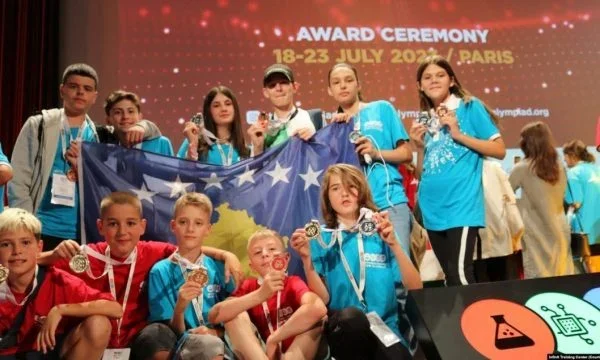 Nxënësit kosovarë shpërblehen në Paris: Jemi më mirë sesa na nxjerr PISA