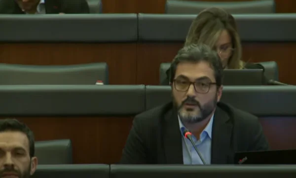 Deputeti i VV-së shpërndan një deklaratë të një profili fake të Doris Pack kundër Klan Kosovës
