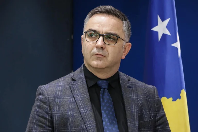 Tahiri: Vendimi për Klan Kosovën vije pas dështimit dyvjeçar të kësaj qeverie që t’i nënshtroj mediat e lira