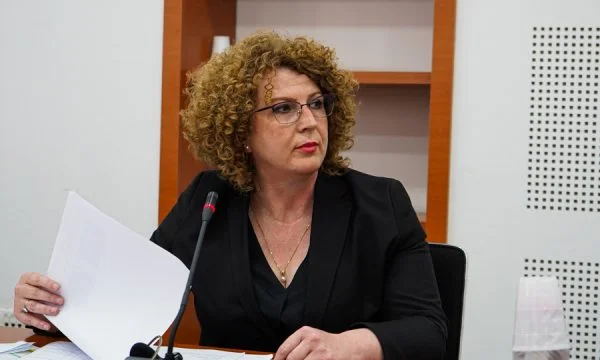 Skandali i Rozeta Hajdarit | Nënshkroi kontratë milionëshe pa garancion bankar