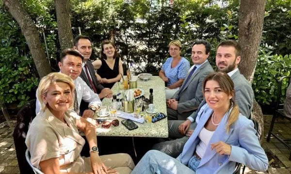 Kurti i ‘qeras’ rrethin e ngushtë të partisë, nuk mungon as Dejona Mihali