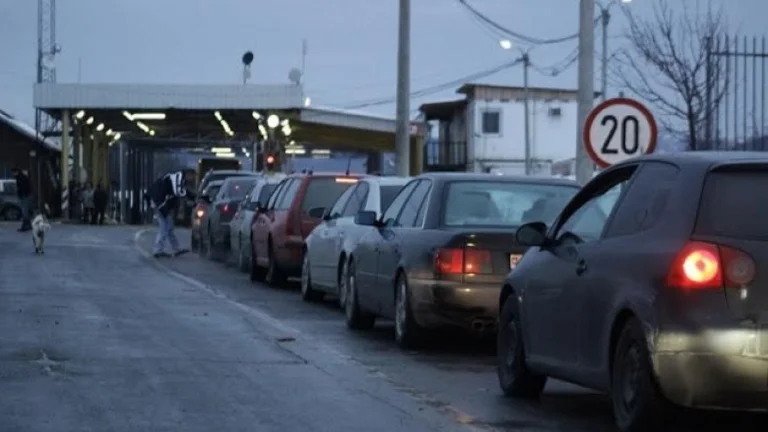 Dy orë pritje te Dheu i Bardhë për të hyrë në Kosovë
