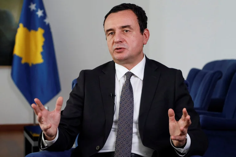 Kurti reagon për koreografinë e tifozëve serbë: Thirrjet për dhunë janë të pandërprera