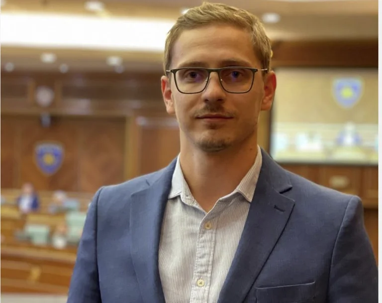 Deputeti i VV-së me status i përmend Devollët, ambasadorin gjerman dhe birrën