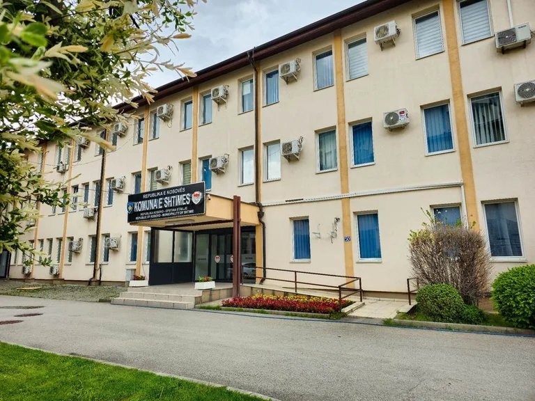 Nepotizmi në QKMF Shtime – Anulohet konkursi ku u pranua si mjek nipi i kryetarit dhe vëllai i drejtoreshës