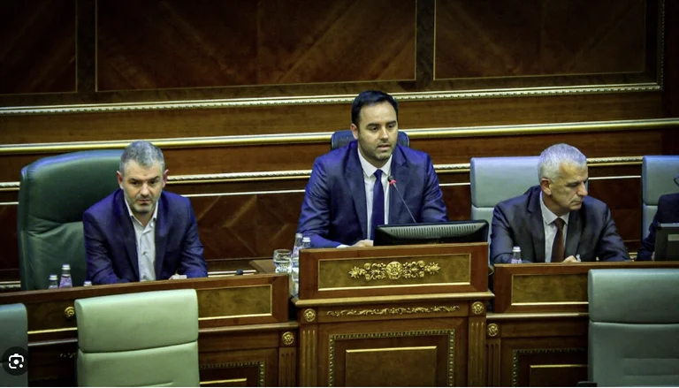 Konjufca abstenon, një deputet i VV-së kundër, dështon përpjekja e pushtetit për ndryshim të Ligjit për Shërbyes Civil