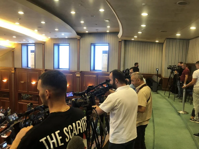“S’ka diktaturë”-Dy deputetet e PDK’së heqin shiritin që ishte vendosur te pjesa e mediave në Kuvend