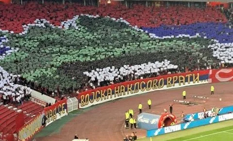 Koreografia skandaloze e Crvena Zvedës kundër Kosovës, FFK-ja paraqet ankesë në UEFA
