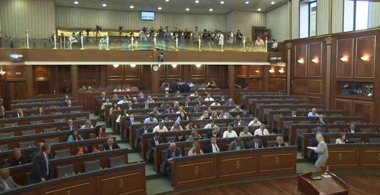 Deputetët s’votojnë pro rishikimit të buxhetit dhe rritjes së pagave në sektorin publik
