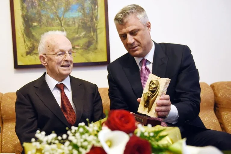 Adem Demaçi ka jetu me 90 euro në muaj, Hashim Thaçi ia bëri pensionin sa të Kryeministrit