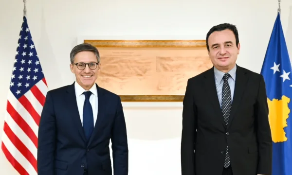 LAJMI I FUNDIT: Chollet vjen në Kosovë për krizën në veri