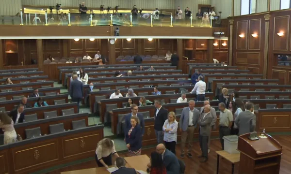 Deputetët e PDK-së lëshojnë sallën e Kuvendit
