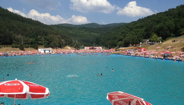 Sot s’mund të flladiteni në pishinën e Gërmisë dhe kjo është arsyeja