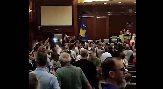 Skandaloze: Militantë të VV-së nga diaspora e shndërrojnë Kuvendin në miting partie, brohorasin “Albini, Albini”