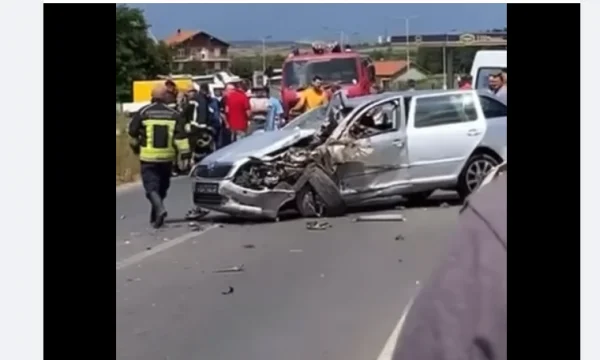 Pamje të rënda nga aksidenti në të cilin vdiq një person në Gjakovë (VIDEO)