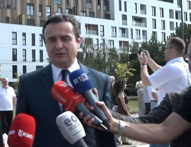 Kurti: Vendosëm lule të freskëta te varri i veprimtarit Adem Demaçi, kemi pikëllim që nuk e kemi më