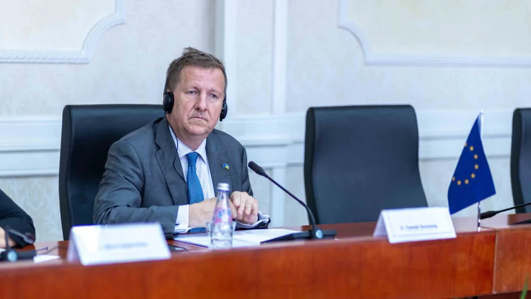 Përserit shefi i BE-së në Kosovë: Masat janë kthyeshme, por duhet depërshkallëzim siç kanë kërkuar 27 shtetet anëtare