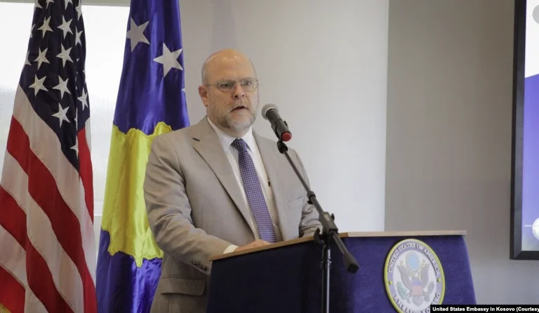 Ambasadori Hovenier për kërcënimet ndaj policëve në veri: Të papranueshme