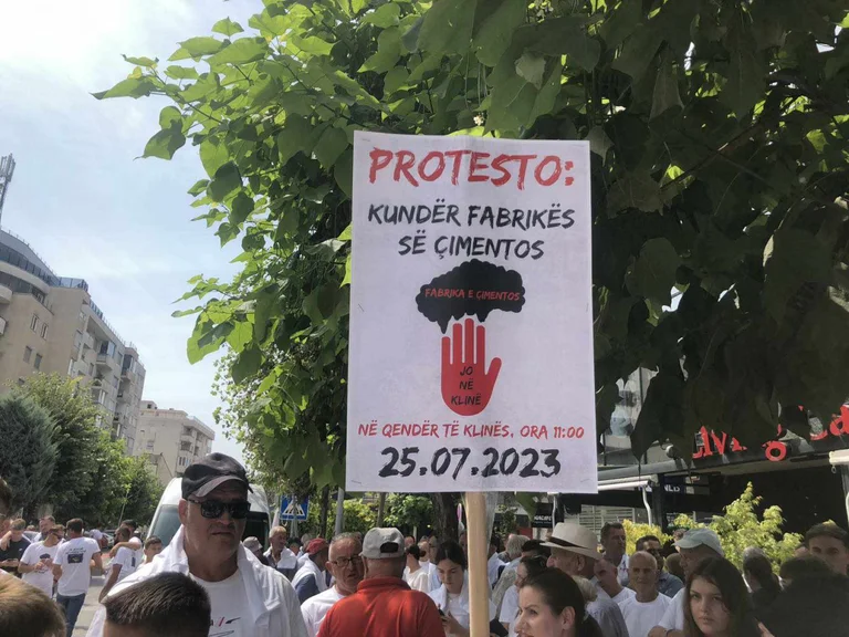 “Re e zezë”, “ide ç’njerëzore”, qytetarët e Klinës protestojnë kundër ndërtimit të fabrikës së çimentos