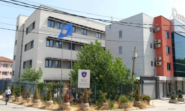 Dy flamuj të Kosovës vendosen në oborrin e Komunës në Mitrovicën e Veriut