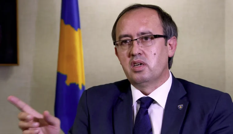 Çfarë i shkroi komentuesi Avdullah Hotit që i shkaktoi ankth, frikë e pasiguri për jetën