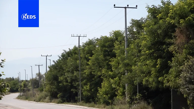 Lignes électriques à partir de terrain dur se déplacer le long de la route de la sécurité et de la qualité pour environ 8 000 personnes de Kramovic