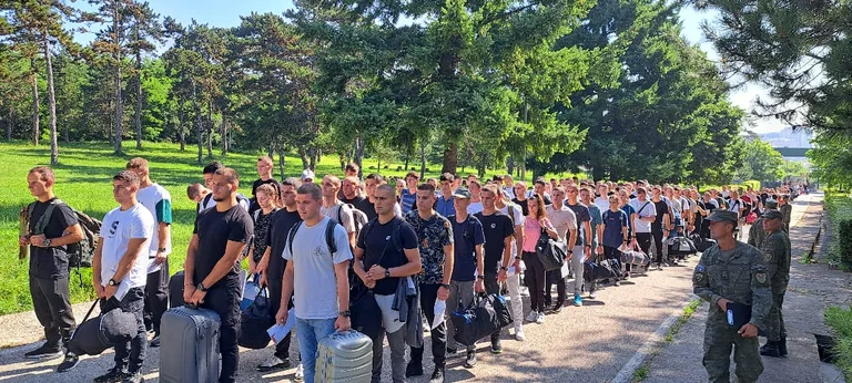 316 nuevos reclutas comienzan la formación militar básica