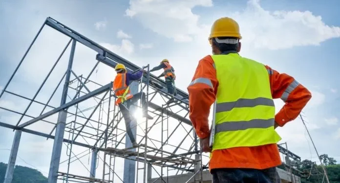 Baugewerbe Arbeitnehmer, die bei hohen Temperaturen ohne Schutz ausgesetzt sind