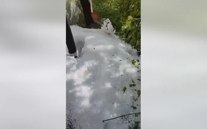 Hagel geht mit Schaufeln auf Malisheva
