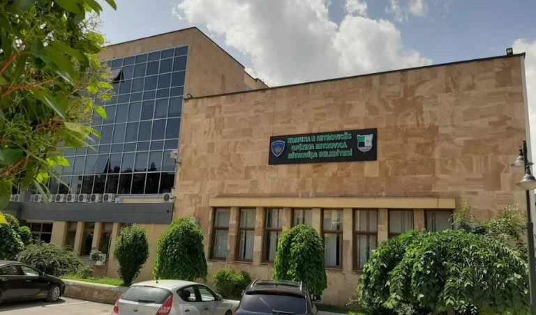 municipalité de Mitrovica: Le matin, nous avons fait face à une halte par le fleuve Iber