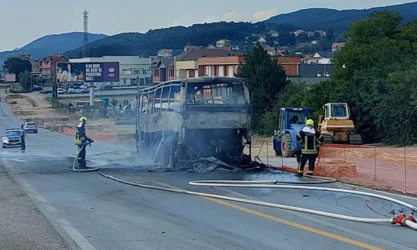 Brennen Sie komplett den Bus, der auf der Priština-Podujevo Straße, Polizei, feuert: Niemand wurde verletzt.