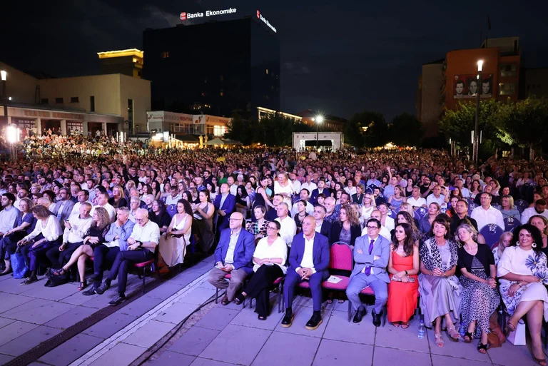 Estos políticos están viendo el concierto