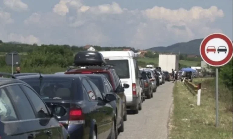 Le lunghe colonne della Terra Bianca continuano, oltre un'ora in attesa di entrare in Kosovo