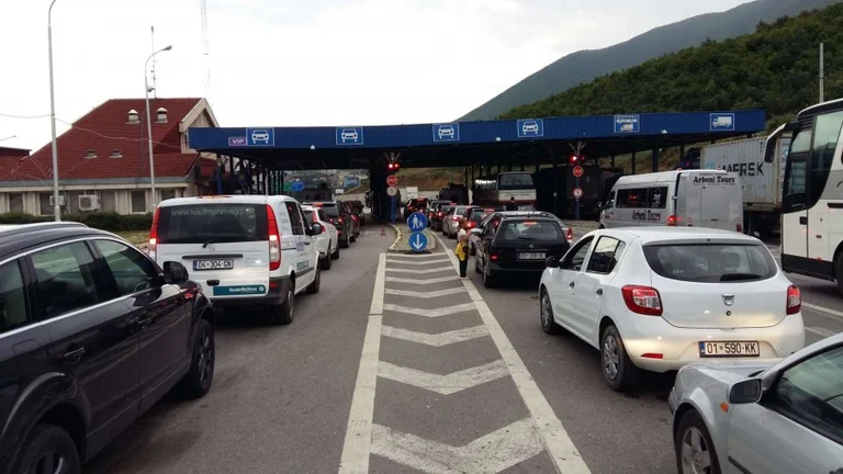Exilfahrten kommen in den Kosovo über Albanien innerhalb von Wochen doppelt so viele Autos in Vermica