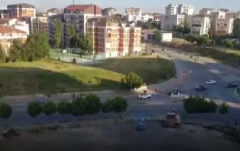La colonna di nozze risveglia i residenti di B Street dal sonno da 6 a 35