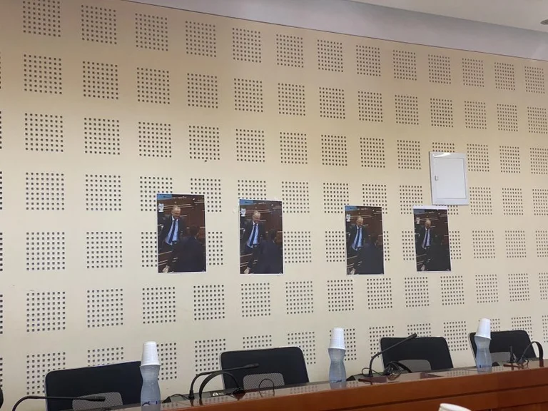 Deliu-Codra met des courriers à la Commission où Bislim le voit jeter des bouteilles à Lushtaku