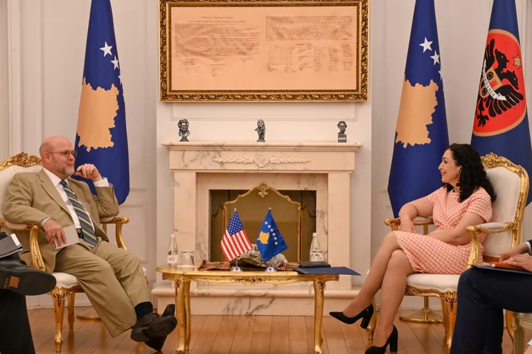 Osman rencontre Hovenier, parle du dialogue Kosovo-Serbie et de l'extension de la situation dans le nord