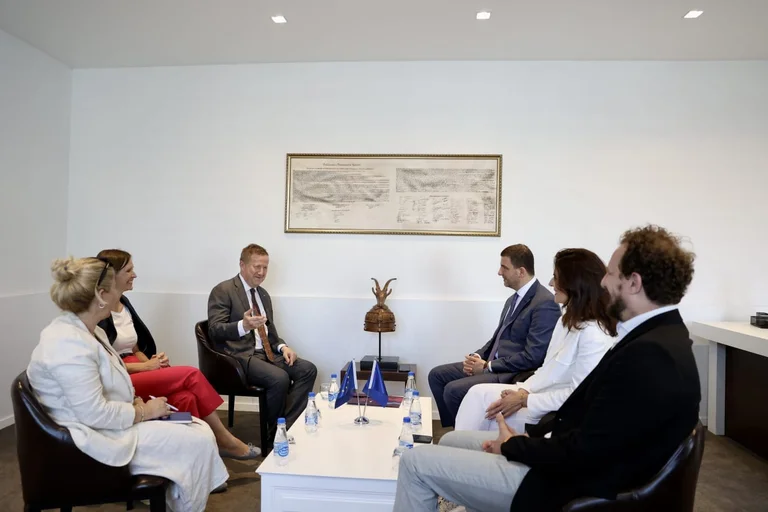 Krasniqi dice al jefe de la UE que sólo las elecciones tempranas pueden traer a Kosovo un gobierno acreditable