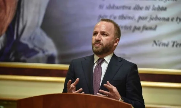 PDK lleva la decisión de Konjufca a la Constitución para la sesión, donde se aprobó la ley sobre el salario mínimo
