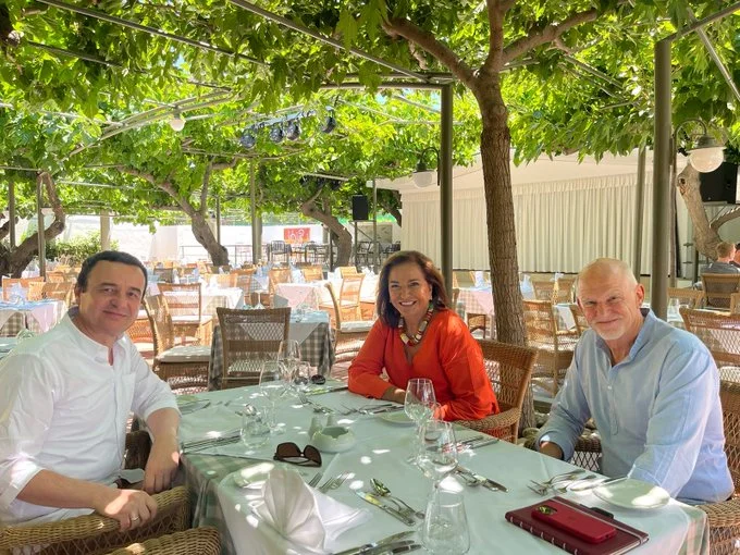 Kurt continue à visiter les restaurants grecs, parle à deux anciens politiciens sans importance